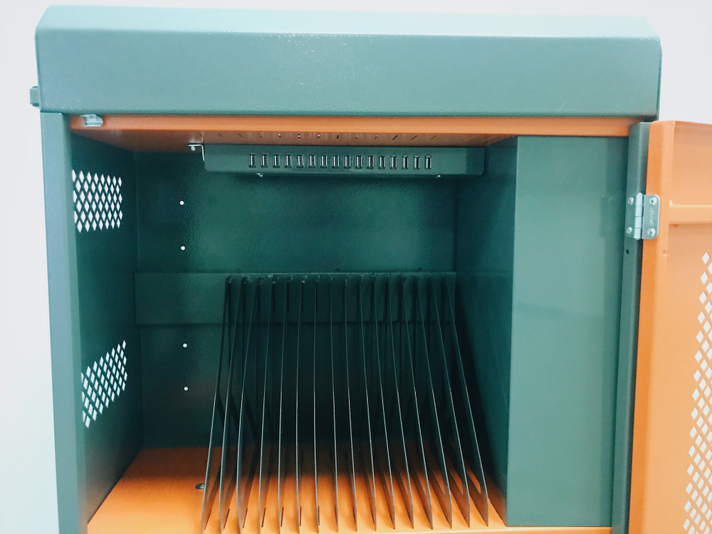 Навесной шкаф с USB выходами для зарядки 32 планшетов