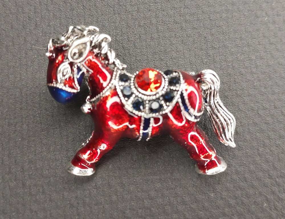 Брошка "Огненная Лошадка", стразы, бижутерный сплав, новогодняя