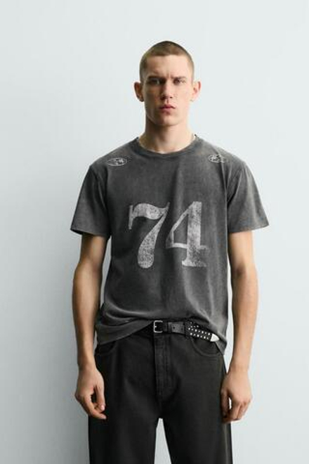 ZARA ФУТБОЛКА С КОНТРАСТНЫМ ПРИНТОМ И ЭФФЕКТОМ ПОТЕРТОСТИ, СЕРЫЙ