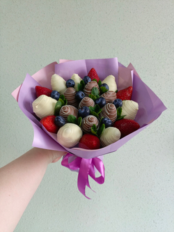 Букет из клубники в шоколаде с голубикой
