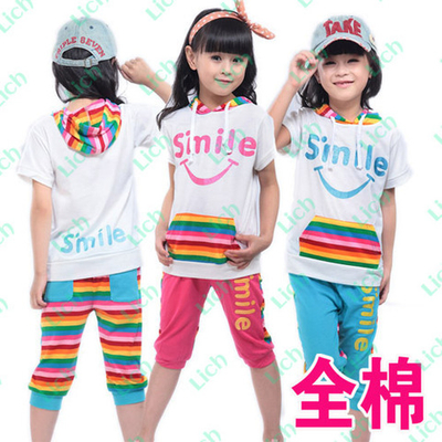 Костюм из футболки с капюшоном и принтом и укороченных брюк