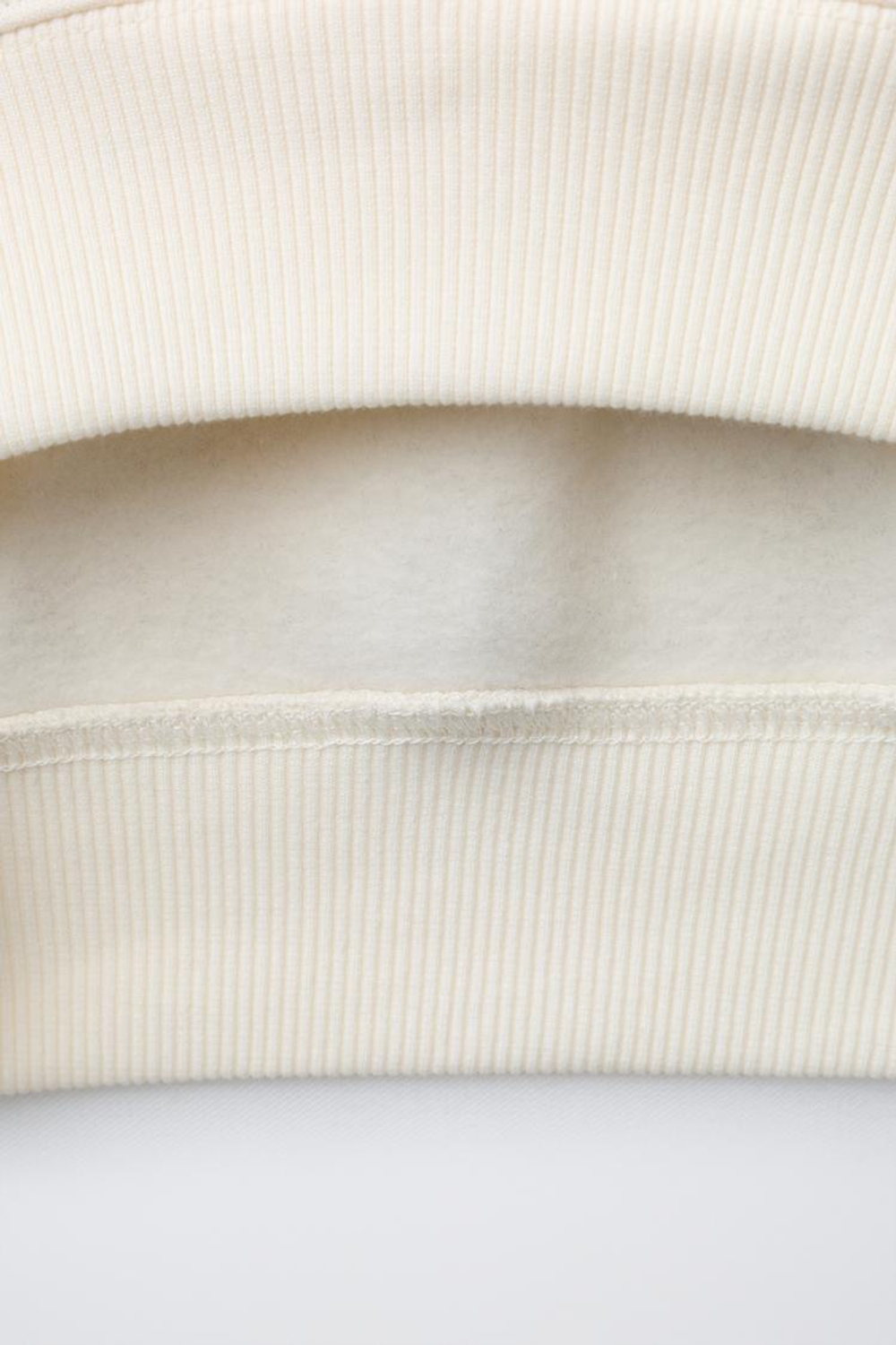 ZARA ТОЛСТОВКА С НАШИВКАМИ «ВИШНИ», ЭКРЮ