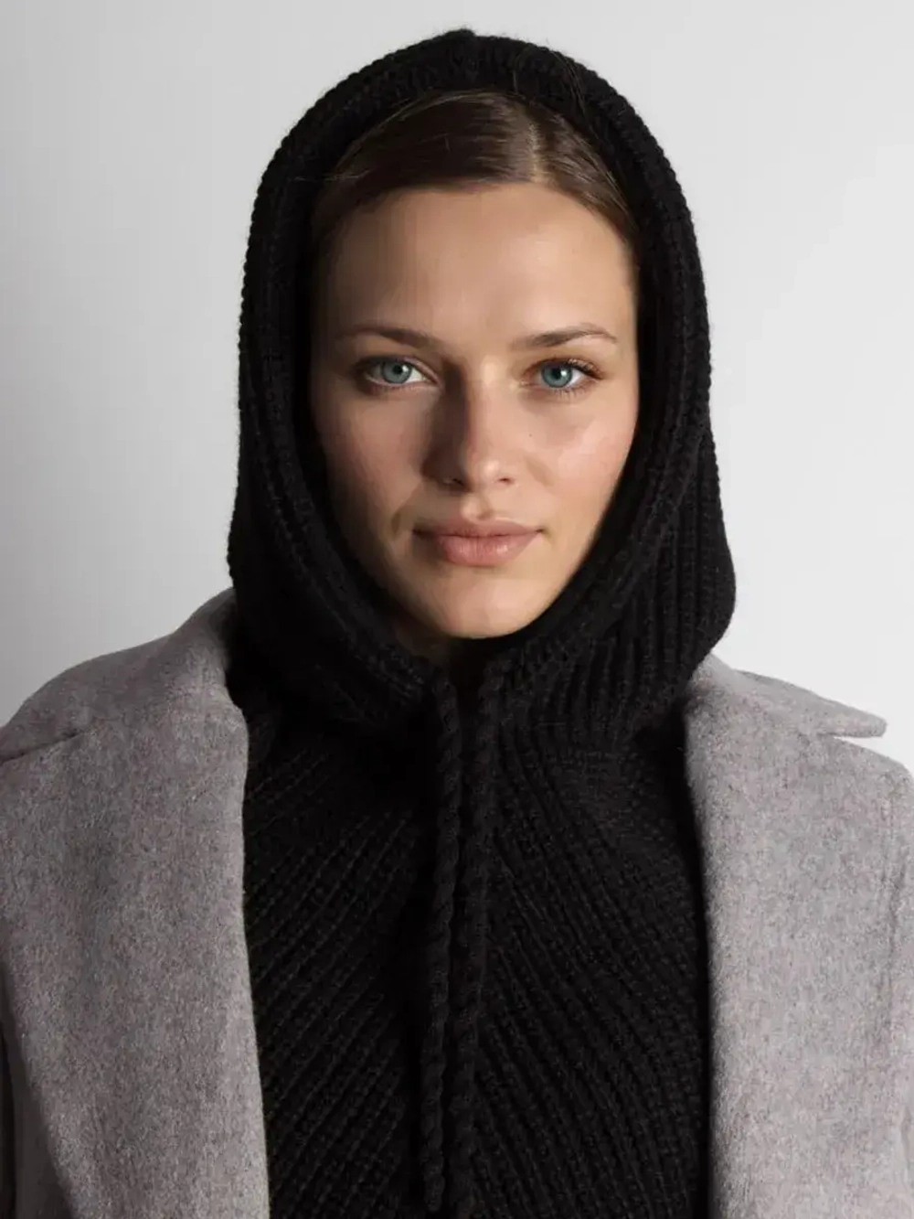 Капор женский вязаный черный