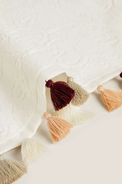 ZARA HOME ЖАККАРДОВОЕ ПОЛОТЕНЦЕ С КИСТОЧКАМИ, СЛОНОВАЯ КОСТЬ