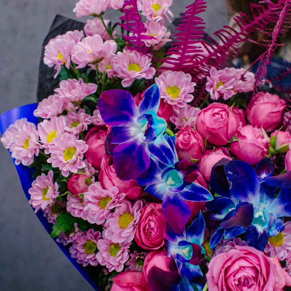 74. Яркий креативный букет с орхидеями