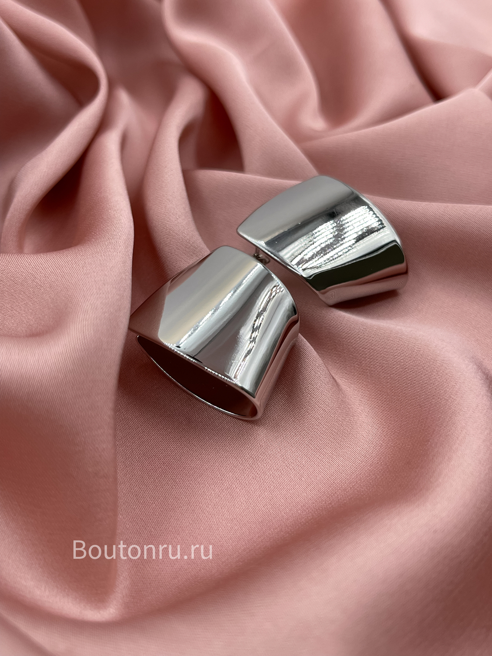 Серьги серебристые плоские изогнутые