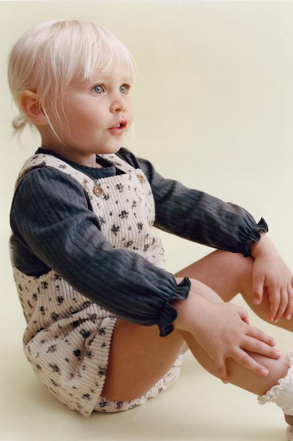 ZARA ФУТБОЛКА ИЗ АЖУРНОЙ ТКАНИ С КРУЖЕВОМ, АНТРАЦИТОВО-СЕРЫЙ