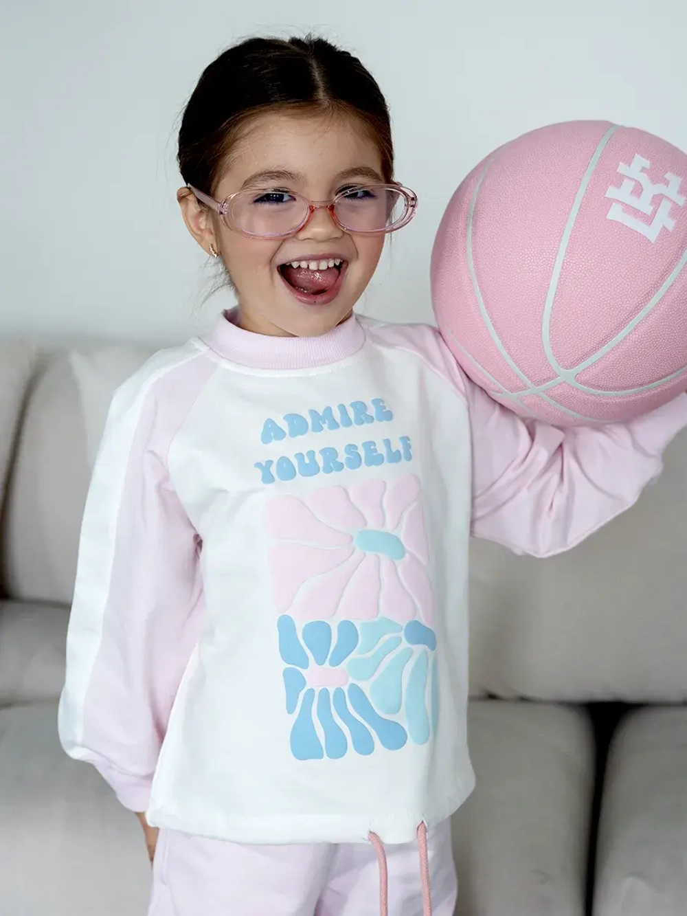 Розовый костюм для девочки на осень