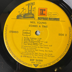 Винтажная виниловая пластинка LP Neil Young Comes A Time (Германия 1978)