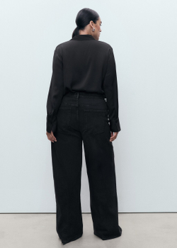 Джинсы с широкими штанинами и высокой посадкой