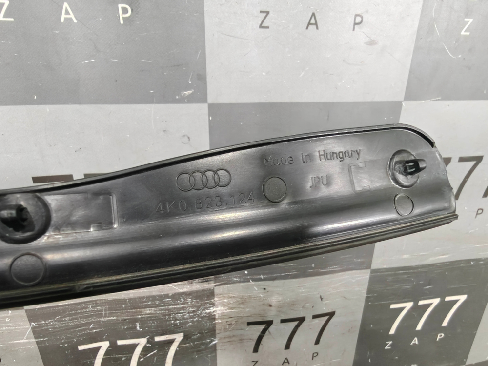 Уплотнитель капота левый Audi A6 (C8) 18-25 Б/У Оригинал 4K0823124