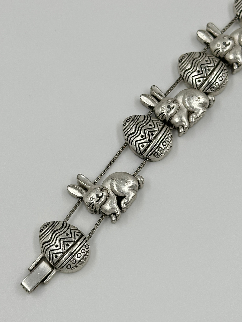 Браслет Пасхальные кролики в серебряном цвете