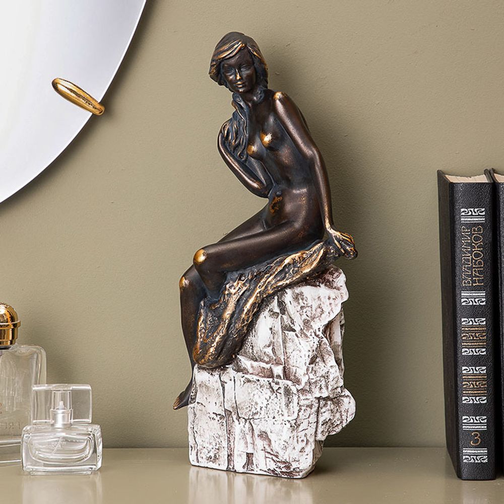 Девушка на скале Бронза