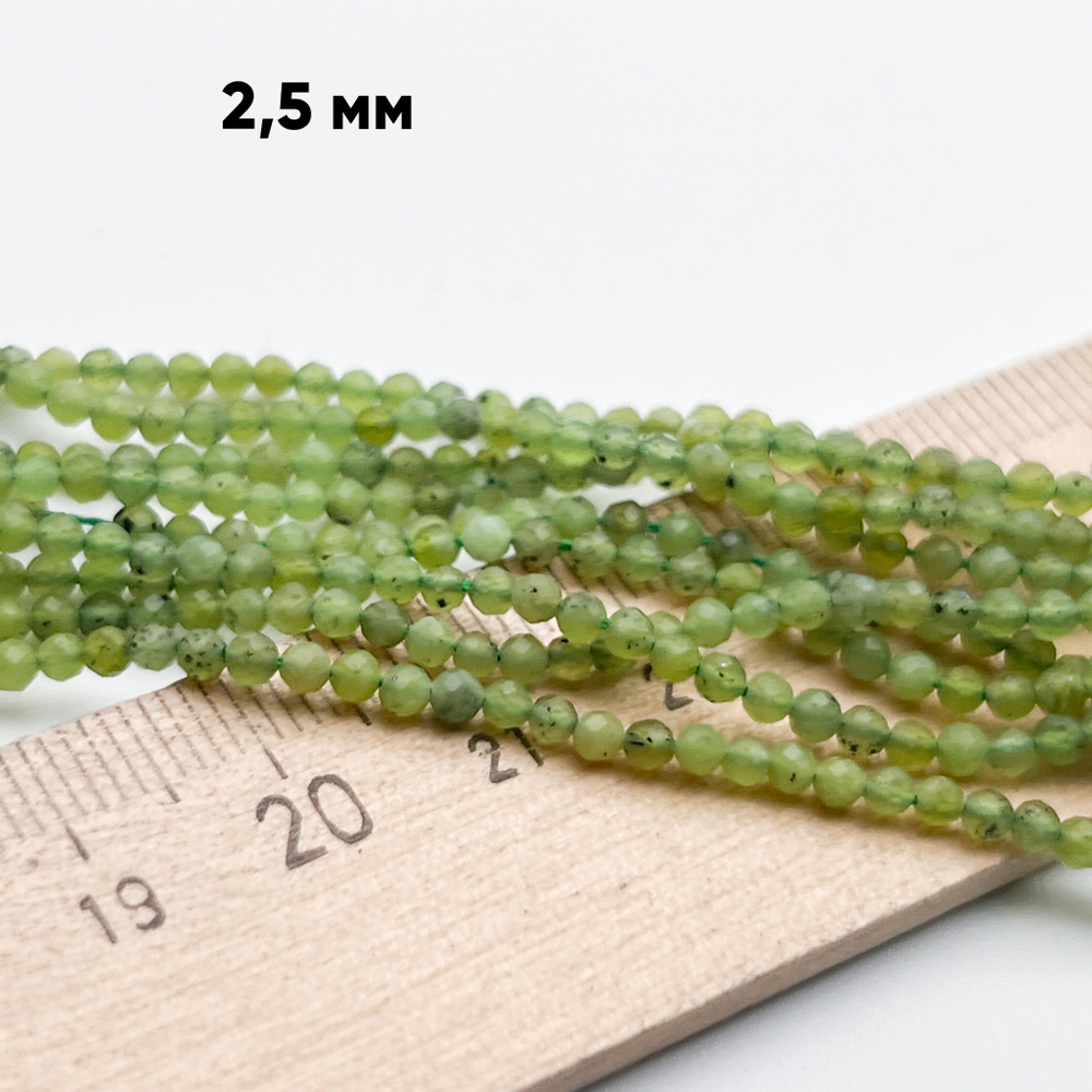 Серпентин граненый бусины, диаметр около 2,3-2,4 мм, цена за нить 38 см