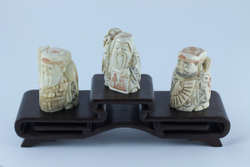 Сет нэцкэ 3 бога Дзюродзин, Фукурокудзю и Бисямонтен на подставке