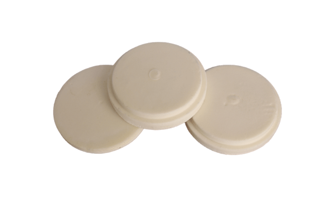 Круглые заглушки для ульев из ППУ лежат вместе