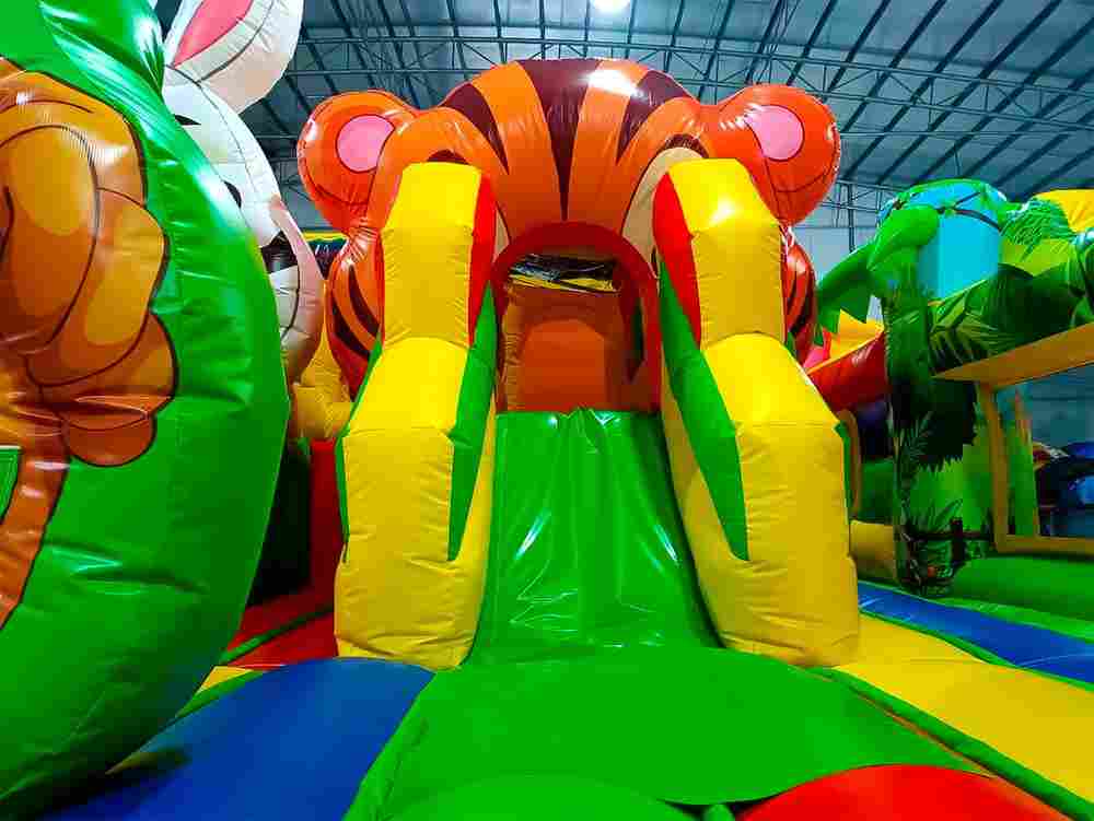 Коммерческий надувной батут "Зверята на радуге" 8х6х2,8