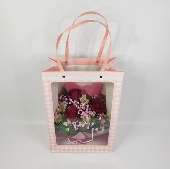 Букет из роз и альстромерии в прозрачной сумочке