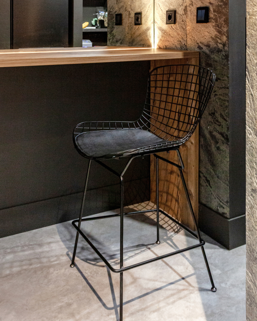 Стул полубарный с низкой спинкой Bertoia черный с черной подушкой