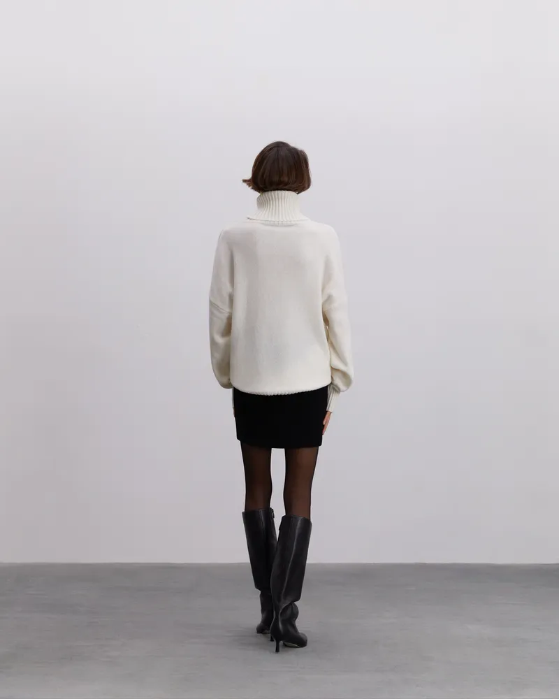 Свитер из шерсти с высоким воротником молочный