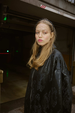 Укороченная вуаль с белыми камнями