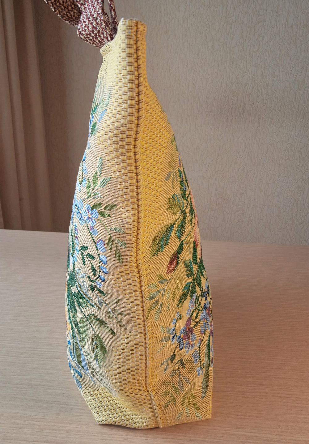 Гобеленовая сумка Букет с шиповником (39х39х12)