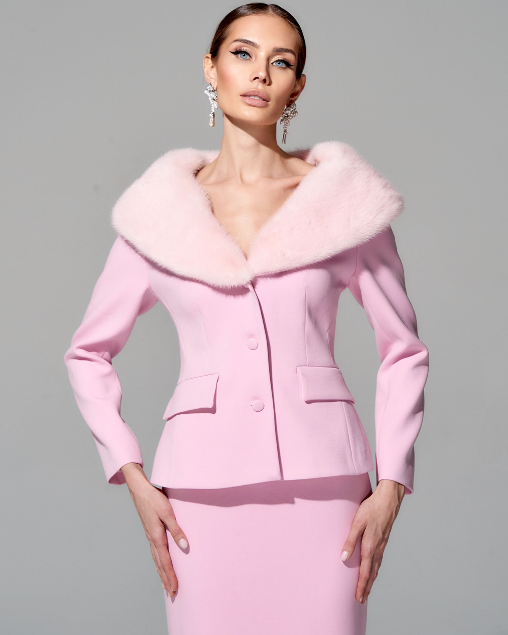 Приталенный жакет "Принцесса Монако" из итальянского крепа с меховой отделкой