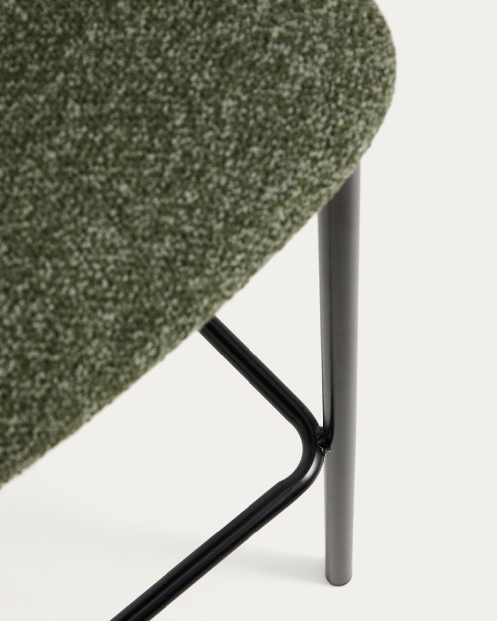 Барный стул Ciselia из темно-зеленого шенилла с ножками из черной стали
