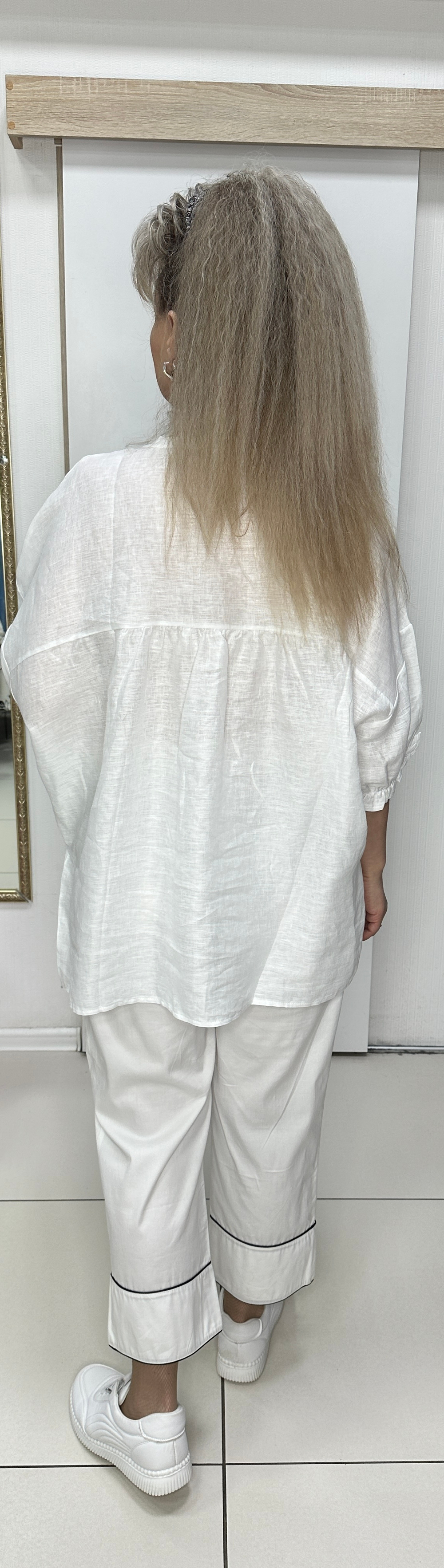 Белый блузон/туника с объёмным принтом по груди