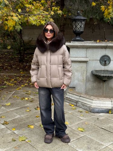 Короткий пуховик цвета капучино с затяжками на рукавах