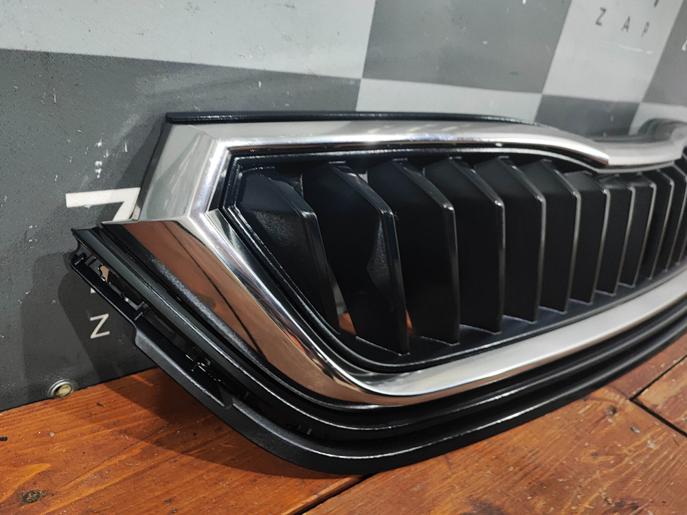 Решетка радиатора Skoda Rapid 2 20-нв Б/У Оригинал 60U853668