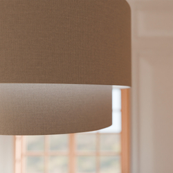 Текстура льна и мягкий свет светильника в интерьере