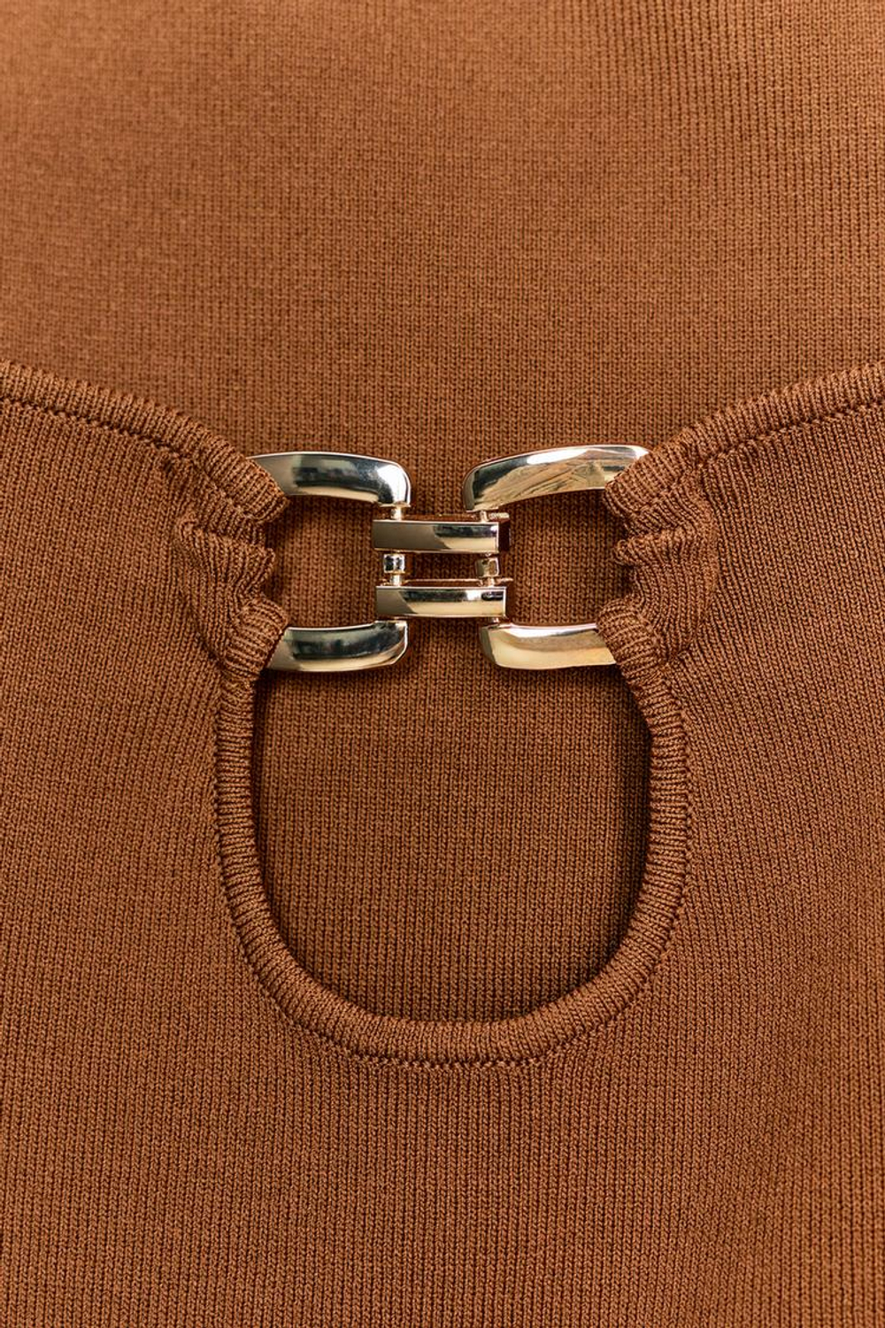 ZARA ТРИКОТАЖНЫЙ ТОП С ДЕКОРАТИВНЫМИ ВЫРЕЗАМИ И МЕТАЛЛИЧЕСКОЙ ОТДЕЛКОЙ, СВЕТЛО-КОРИЧНЕВЫЙ