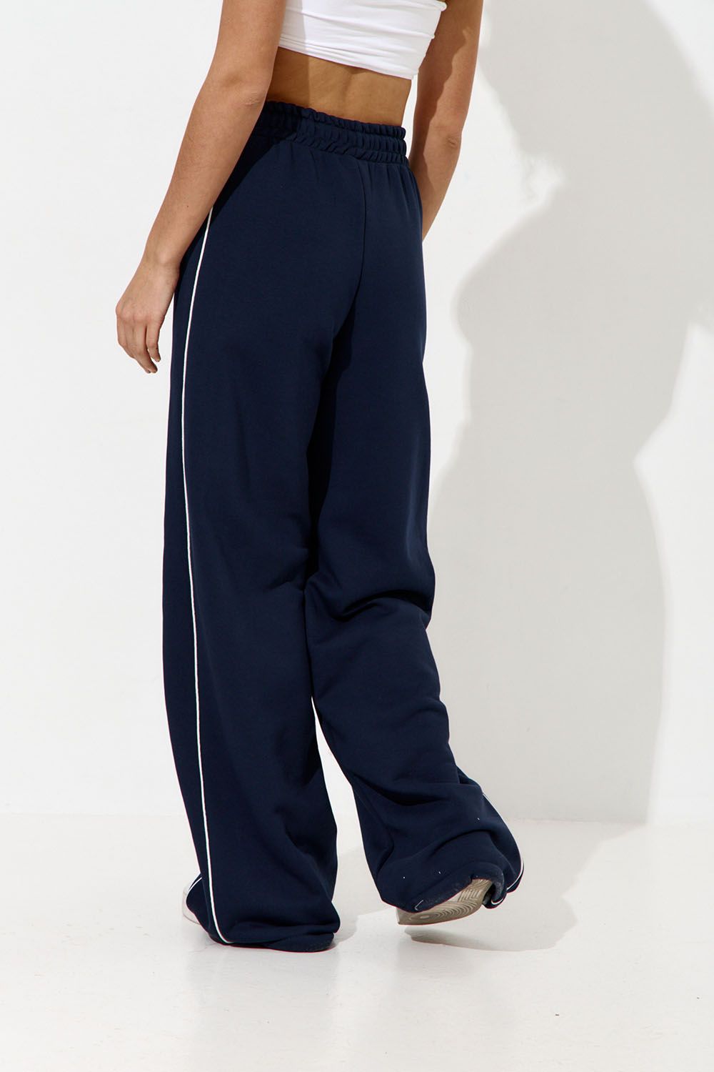Широкие джоггеры без начеса с кантом цвета нейви