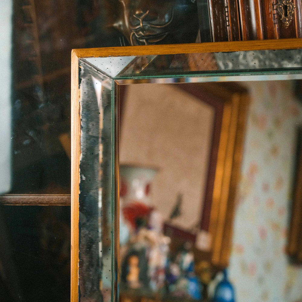 Настенное зеркало