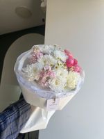 Букет из кустовой пионовидной розы, хризантемы, маттиолы и ромашки