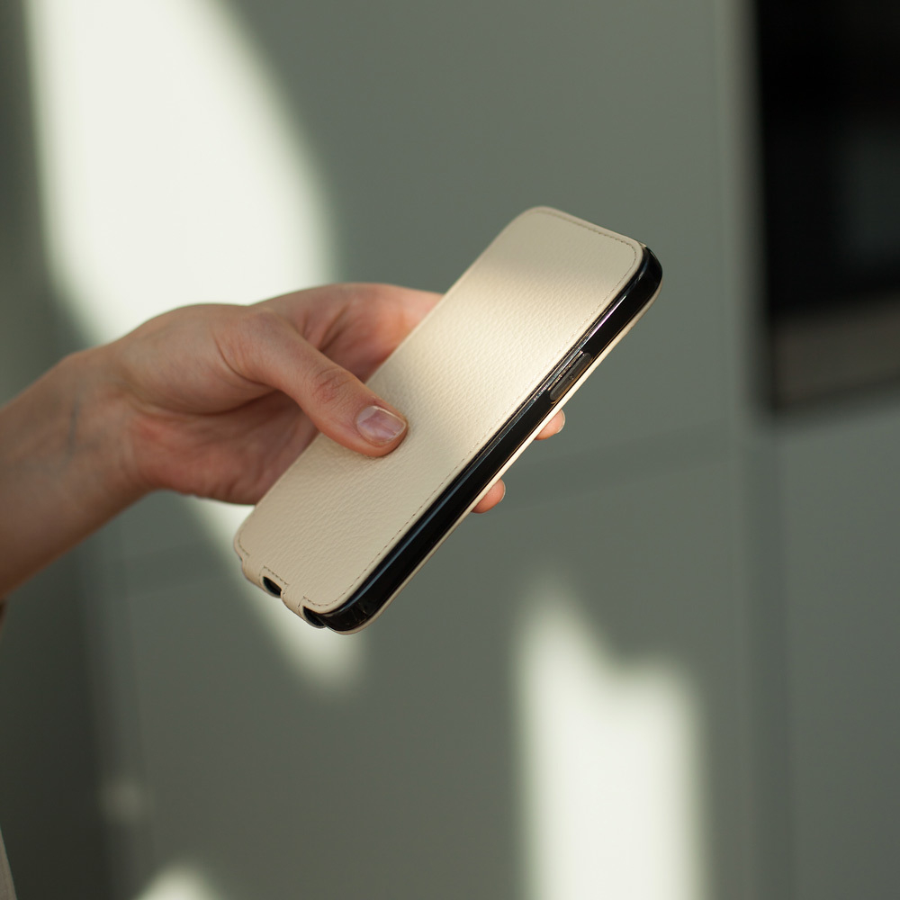 Чехол для iPhone 13 Pro из кожи теленка молочного цвета