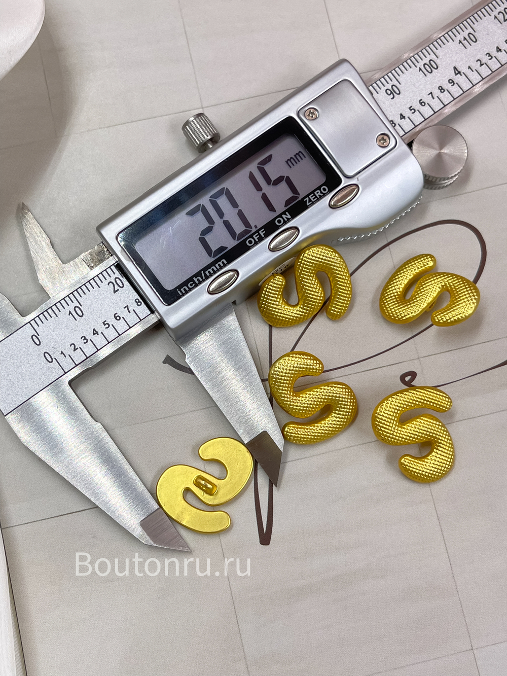 Пуговицы Скиапар. золотистые рельефные  "S"