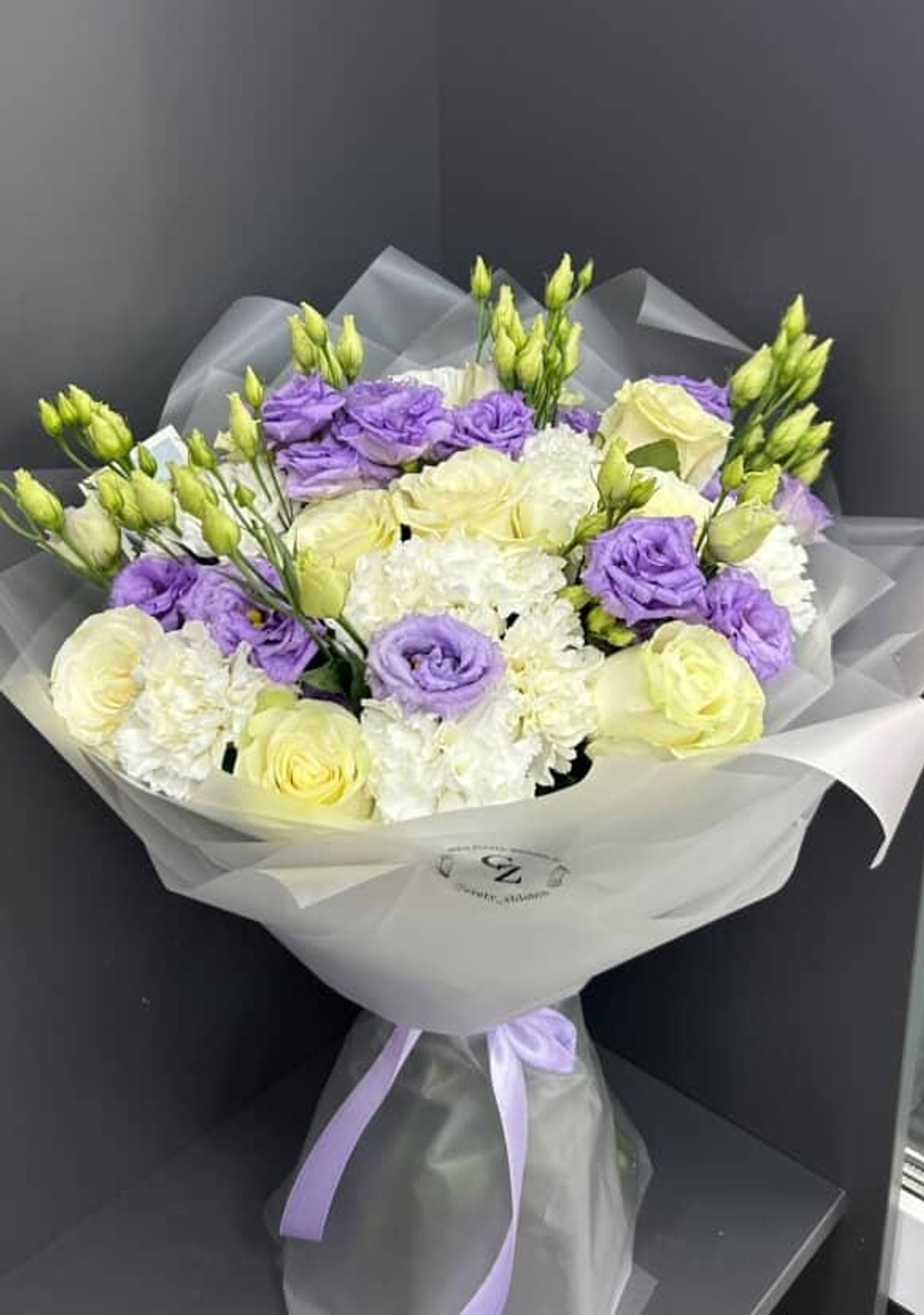 Букет из роз, эустомы и диантусов