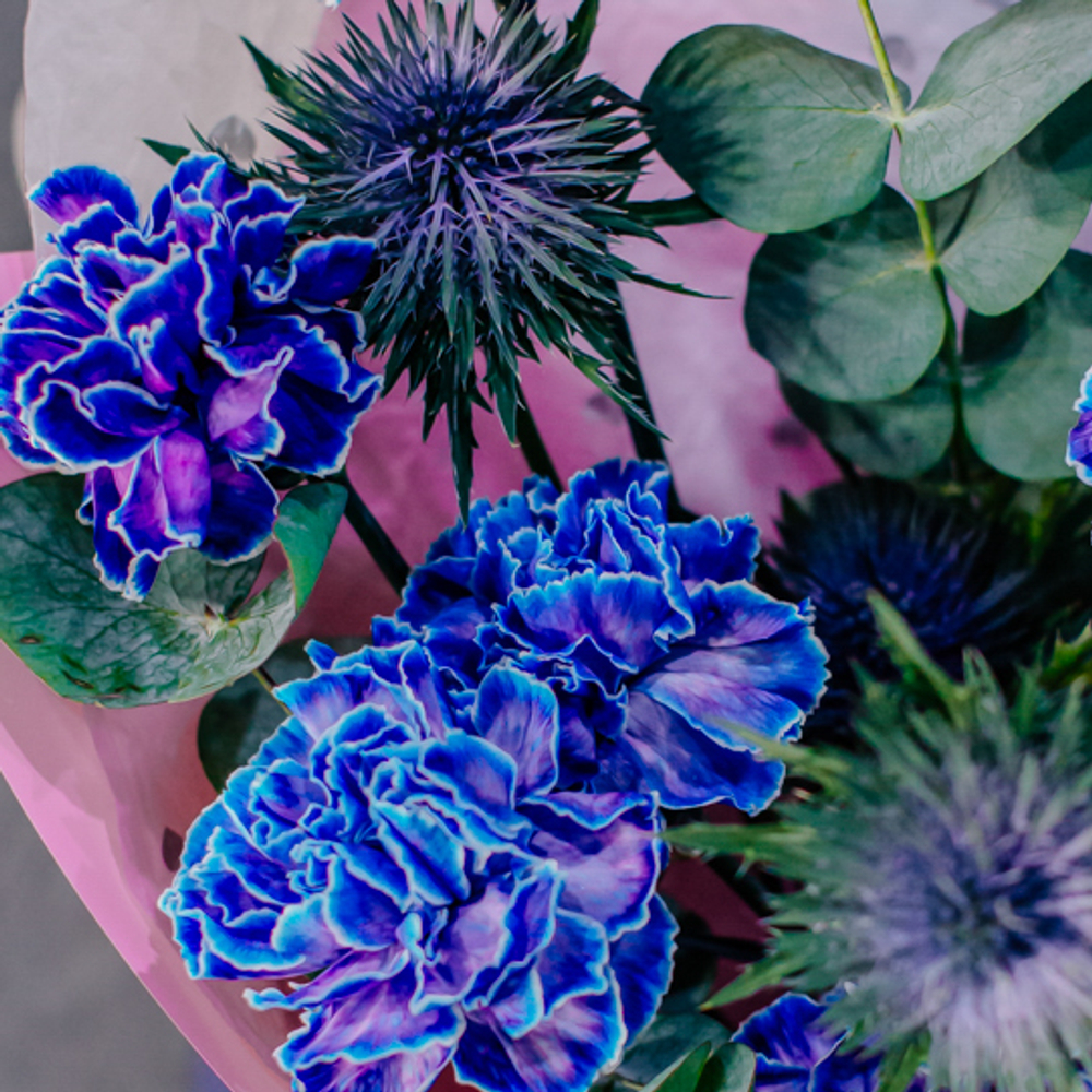 82. Элегантный стойкий синий букет с диантусами и эрингиумом