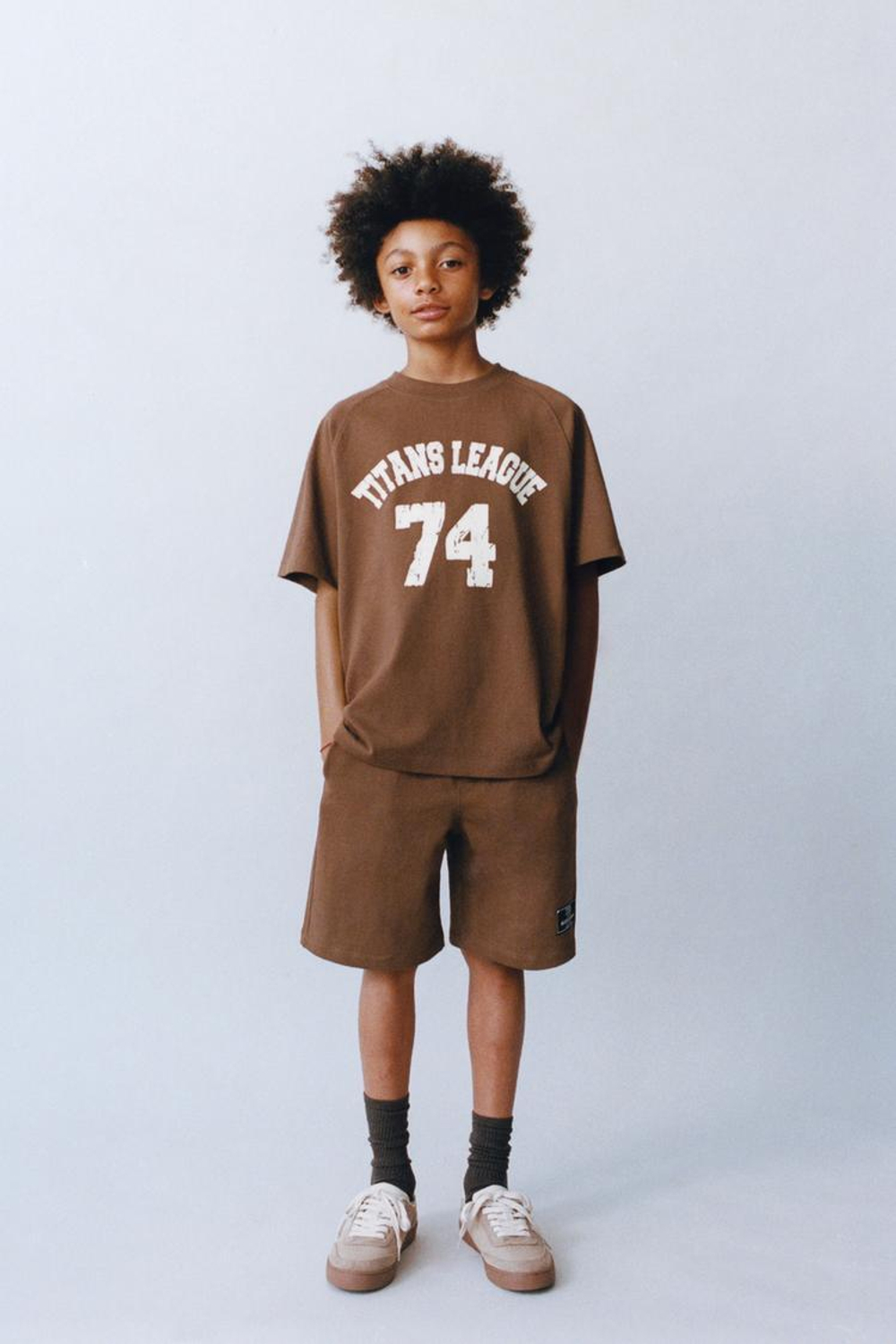 ZARA КОМПЛЕКТ ИЗ ФУТБОЛКИ И ШОРТОВ-БЕРМУДОВ, КОРИЧНЕВЫЙ