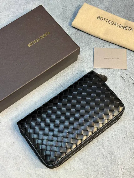 Кожаное портмоне Bottega Veneta черный с двумя отделениями