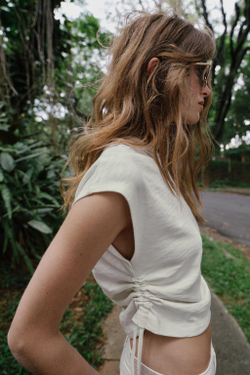 ZARA ФУТБОЛКА В СТИЛЕ РУСТИК СО СБОРКАМИ, БЕЛЫЙ