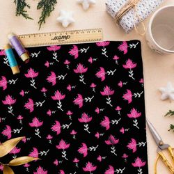 Ткань атлас мелкие яркие цветы на чёрном фоне