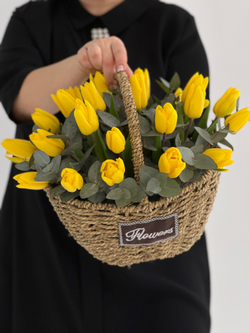 Весенняя корейская корзина из желтых тюльпанов и эвкалипта от Флора Маркет