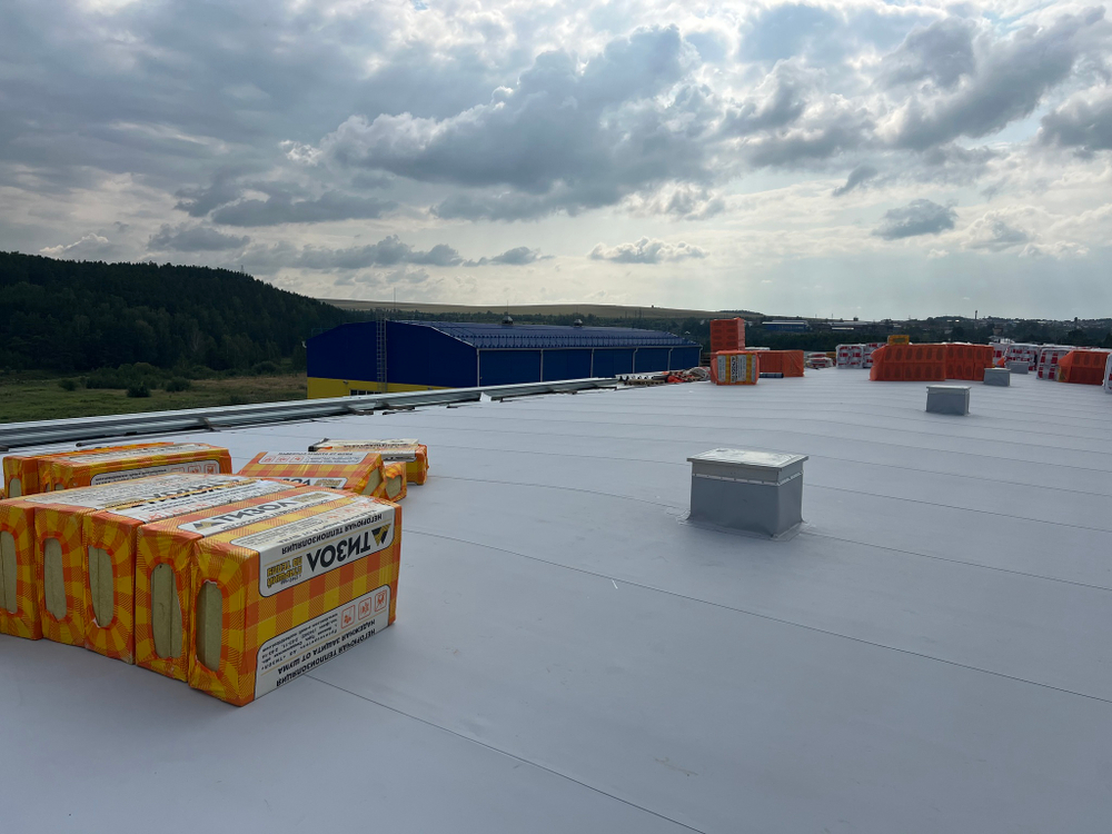 Комплексная поставка и монтаж кровли из ПВХ мембраны Производственно-складской комплекс по адресу: Свердловская область, Сысертский район, г. Арамиль, ул. Свободы, 42Г