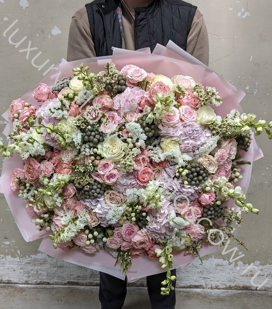 Сборный букет с брунией и статицой