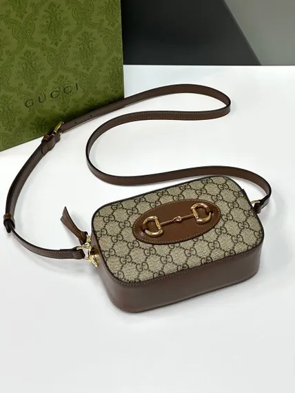 Маленькая сумка на плечо Gucci Horsebit 1955 бежевый