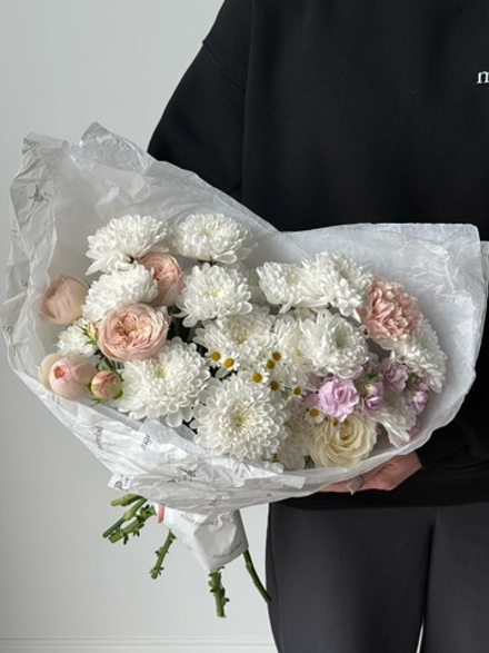 Букет сборный из хризантемы, маттиолы, ромашки и кустовых пионовидных роз