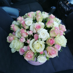 Шляпная коробка с розами в нежных тонах